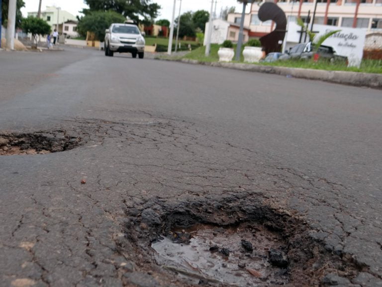 Por que não existe asfalto a prova de buracos?