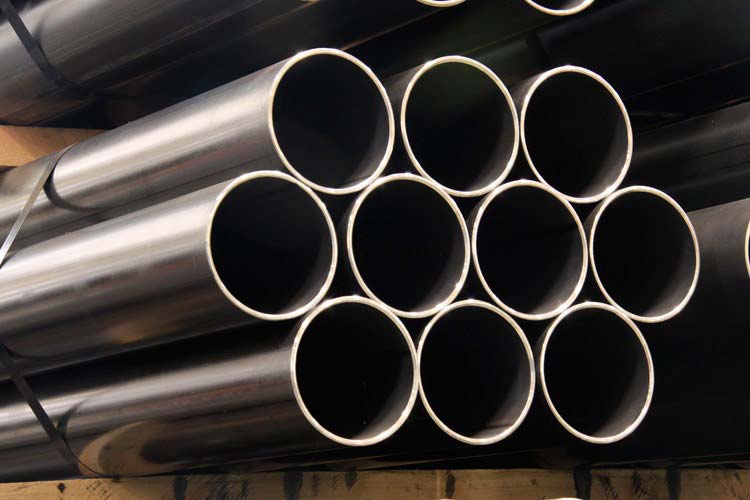 Como são fabricados os tubos de aço?
