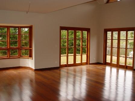 Saiba como pintar seu piso de madeira