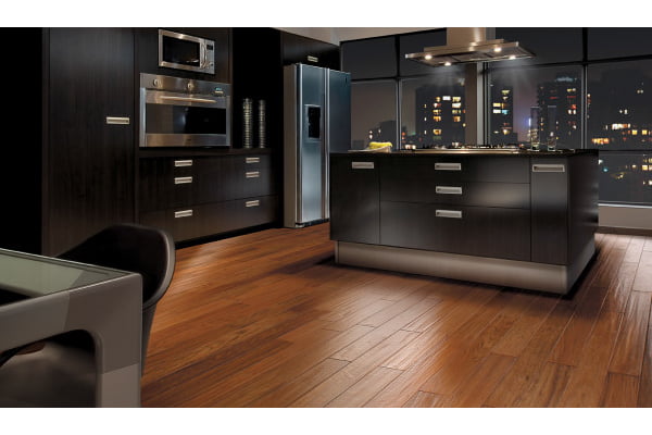 Piso pronto de madeira: composição de lâminas de madeiras cruzadas